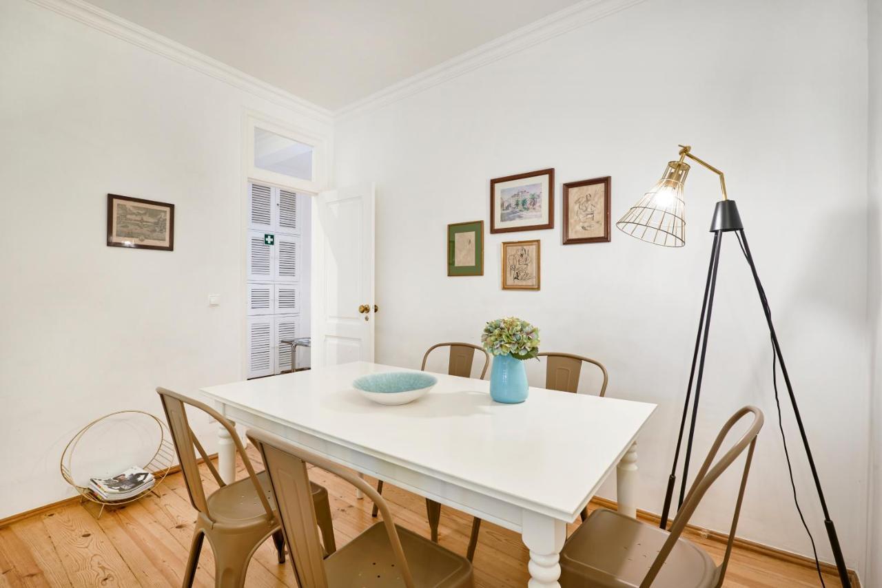 Spacious Bairro Alto Apartment With Courtyard, By Timecooler リスボン エクステリア 写真