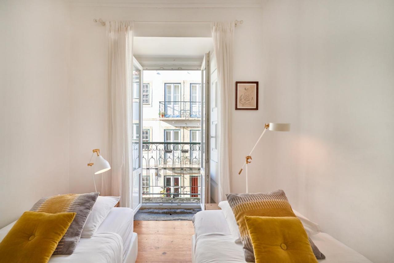 Spacious Bairro Alto Apartment With Courtyard, By Timecooler リスボン エクステリア 写真