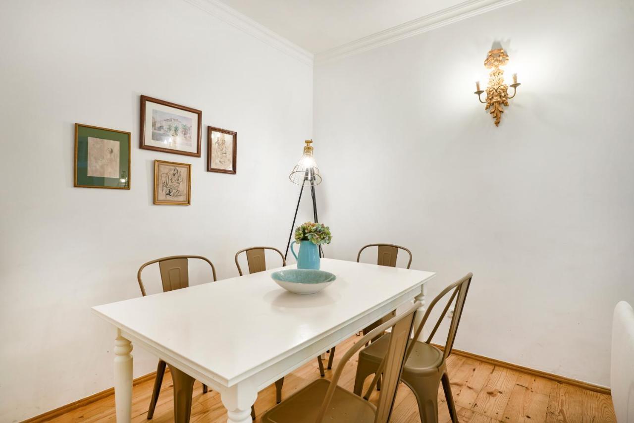 Spacious Bairro Alto Apartment With Courtyard, By Timecooler リスボン エクステリア 写真
