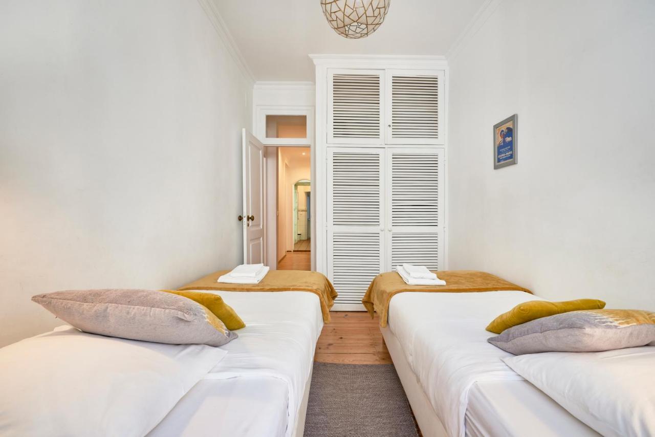 Spacious Bairro Alto Apartment With Courtyard, By Timecooler リスボン エクステリア 写真